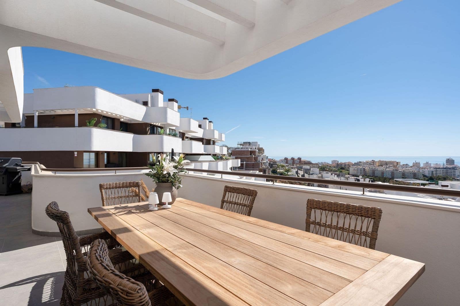 3 bedroom Penthouse for sale in Estepona with pool garage - € 1,095,000 (Ref: 10100117)