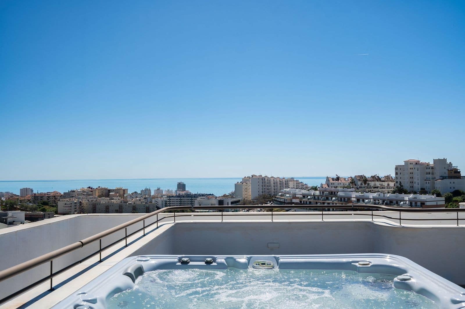 3 bedroom Penthouse for sale in Estepona with pool garage - € 1,095,000 (Ref: 10100117)
