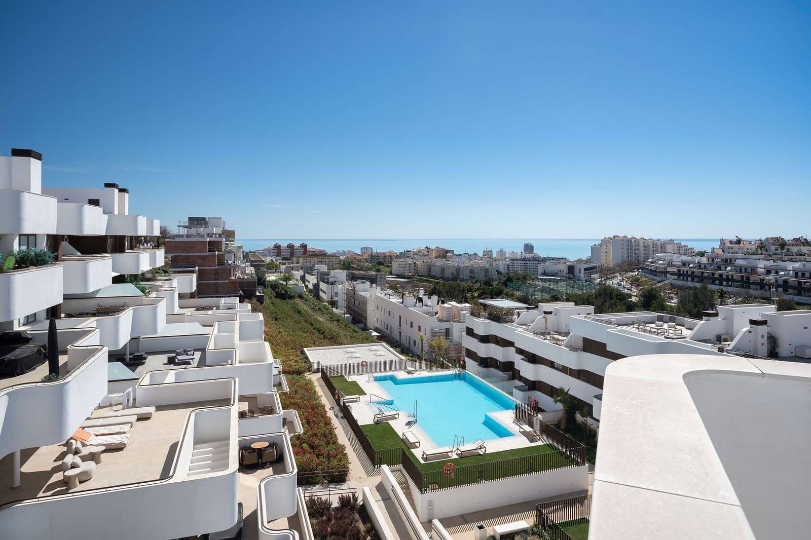 3 bedroom Penthouse for sale in Estepona with pool garage - € 1,095,000 (Ref: 10100117)