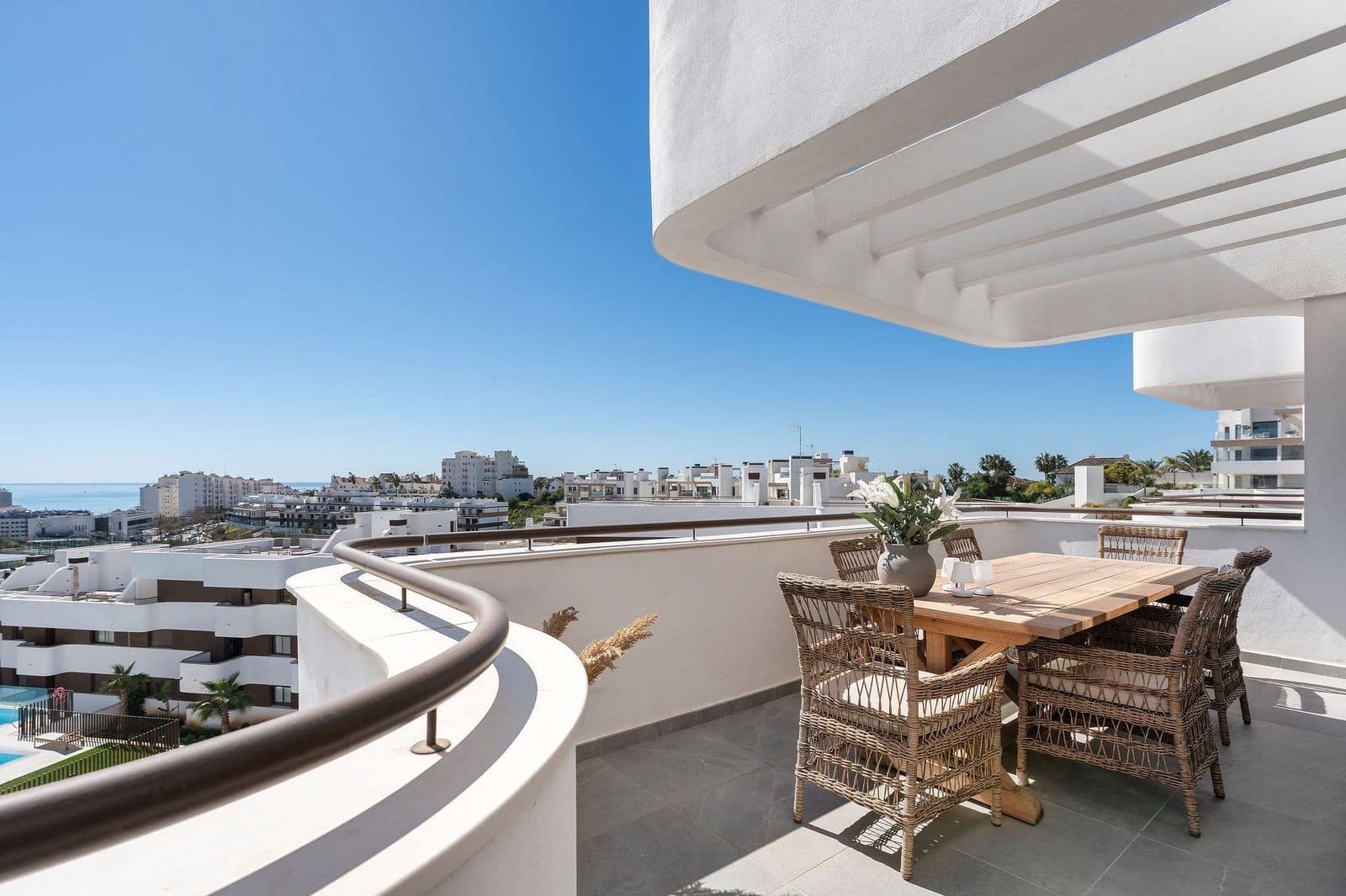 3 bedroom Penthouse for sale in Estepona with pool garage - € 1,095,000 (Ref: 10100117)