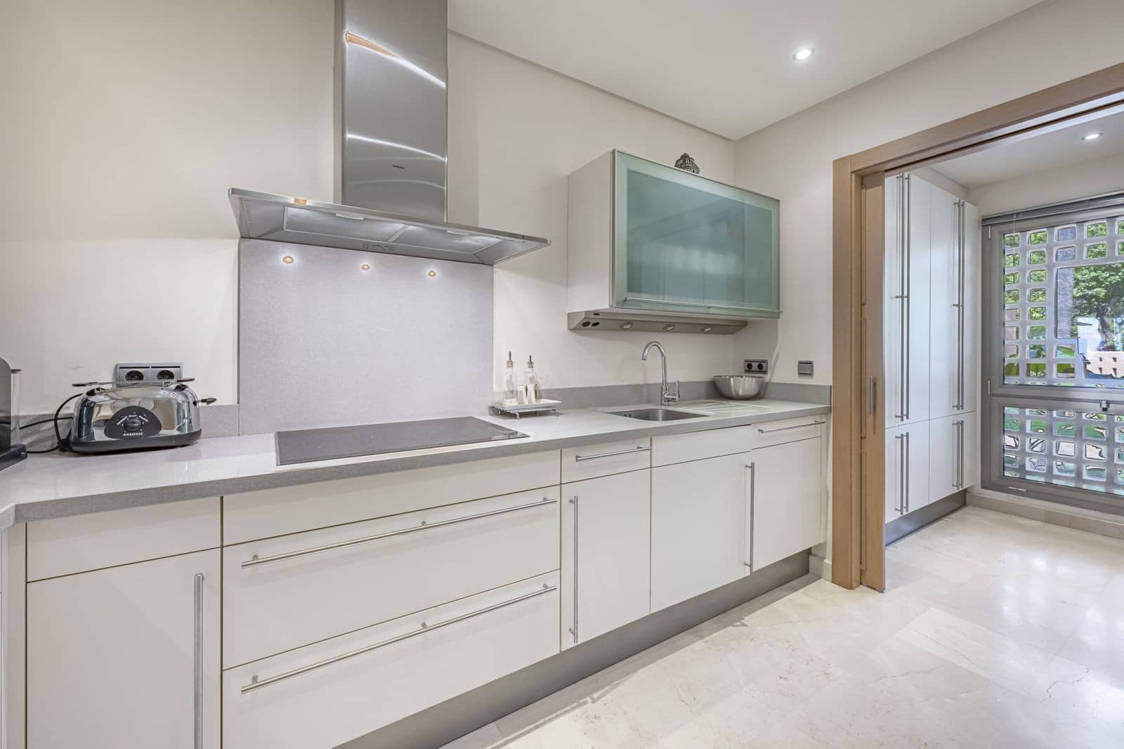 2 soverom Leilighet til salgs i Marbella med svømmebasseng garasje - € 1 250 000 (Ref: 10100118)