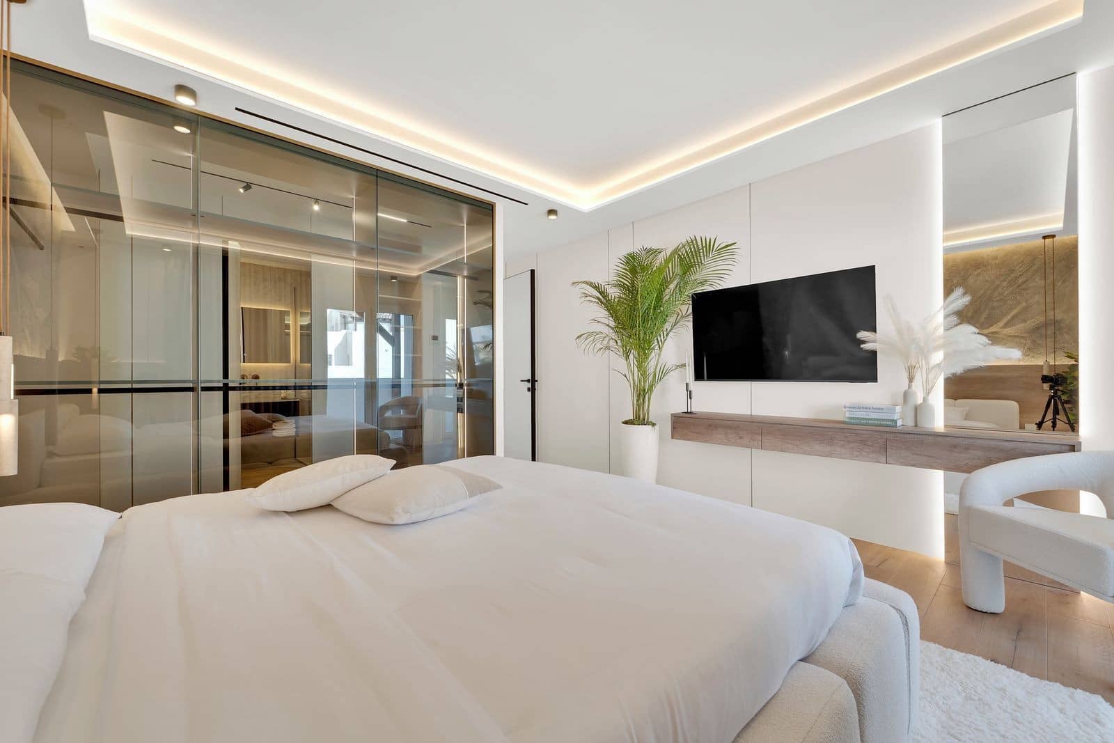 3 bedroom Apartment for sale in Marbella with pool garage - € 1,430,000 (Ref: 10100119)