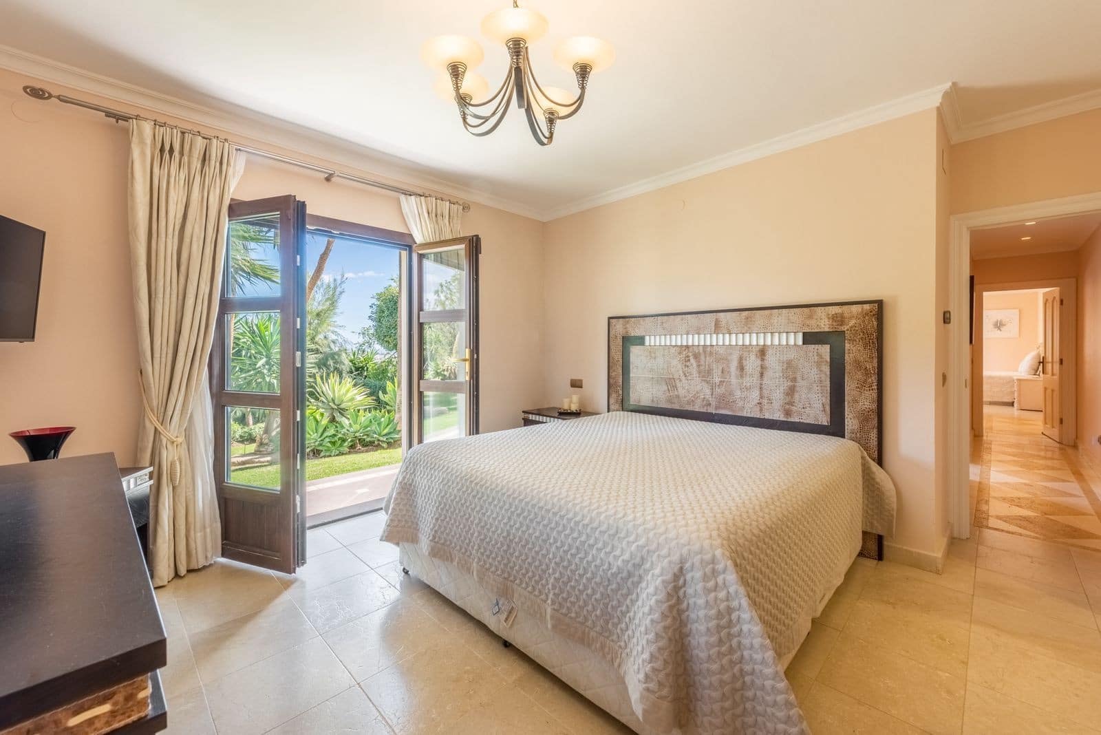 6 quarto Moradia para venda em Estepona com piscina garagem - 2 995 000 € (Ref: 10102234)