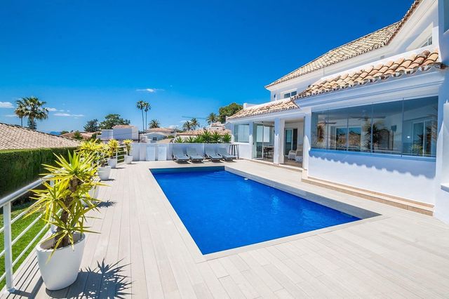 6 sovrum Villa till salu i Estepona med pool garage - 2 350 000 € (Ref: 10102235)