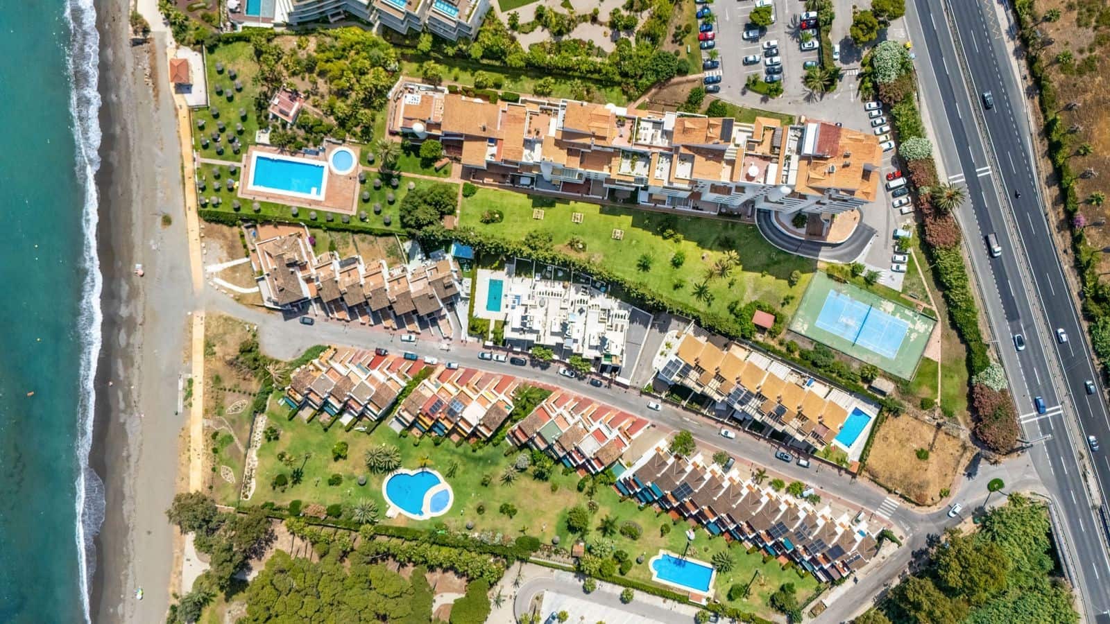 4 bedroom Townhouse for sale in Estepona with pool garage - € 1,195,000 (Ref: 10109403)