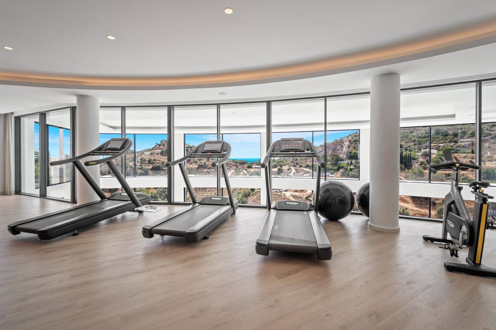 3 sypialnia Penthouse na sprzedaż w Marbella z basenem garażem - 1 595 000 € (Ref: 10111533)