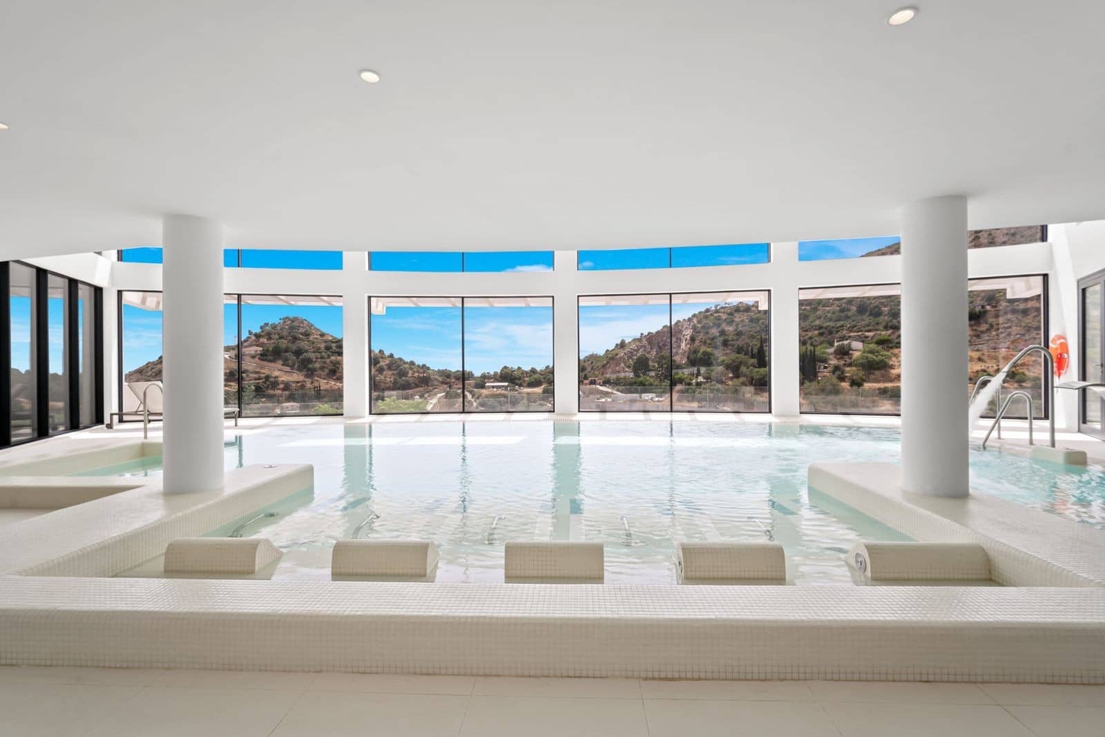 3 sypialnia Penthouse na sprzedaż w Marbella z basenem garażem - 1 595 000 € (Ref: 10111533)