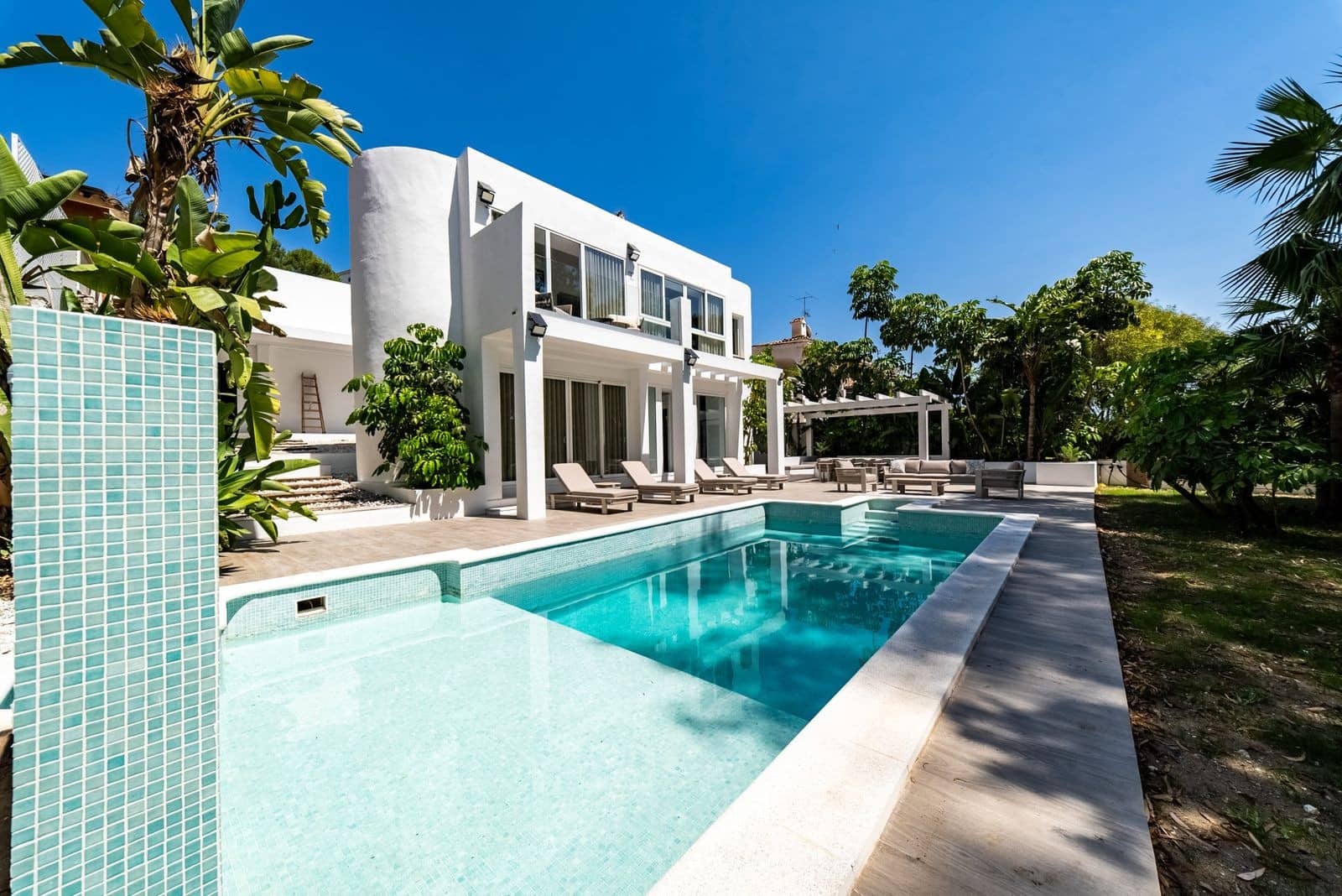 4 Zimmer Villa zu verkaufen in Nueva Andalucia mit Pool Garage - 1.890.000 € (Ref: 10115624)