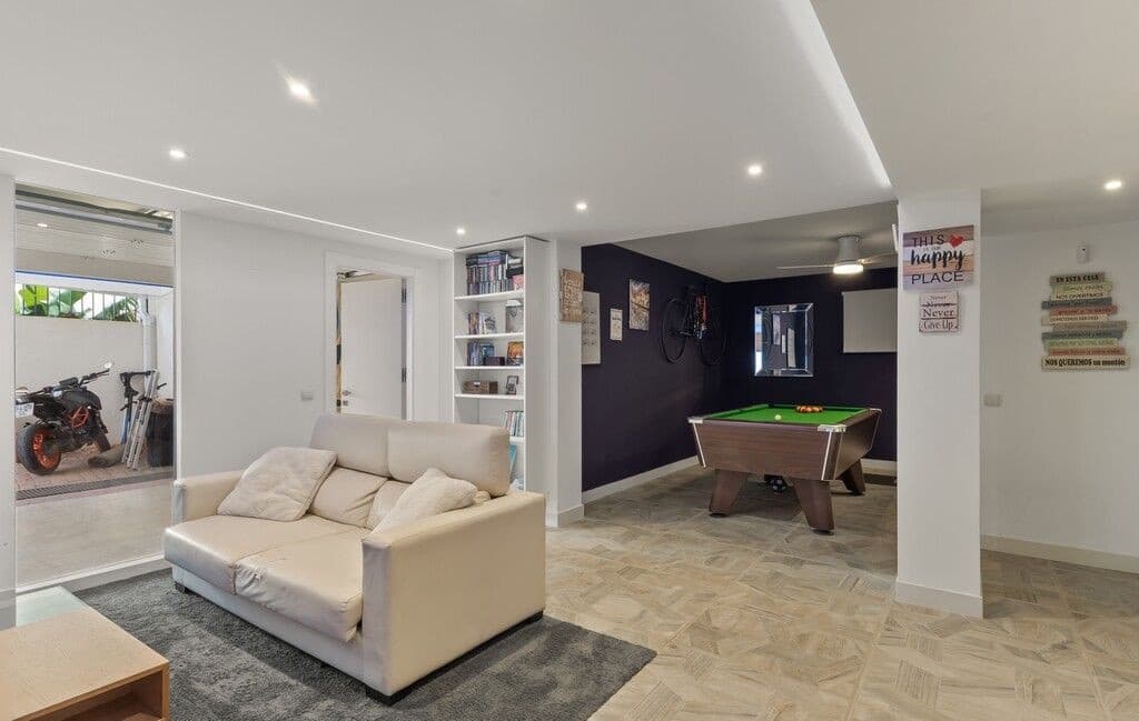 4 sovrum Villa till salu i New Golden Mile med pool garage - 1 375 000 € (Ref: 10115627)