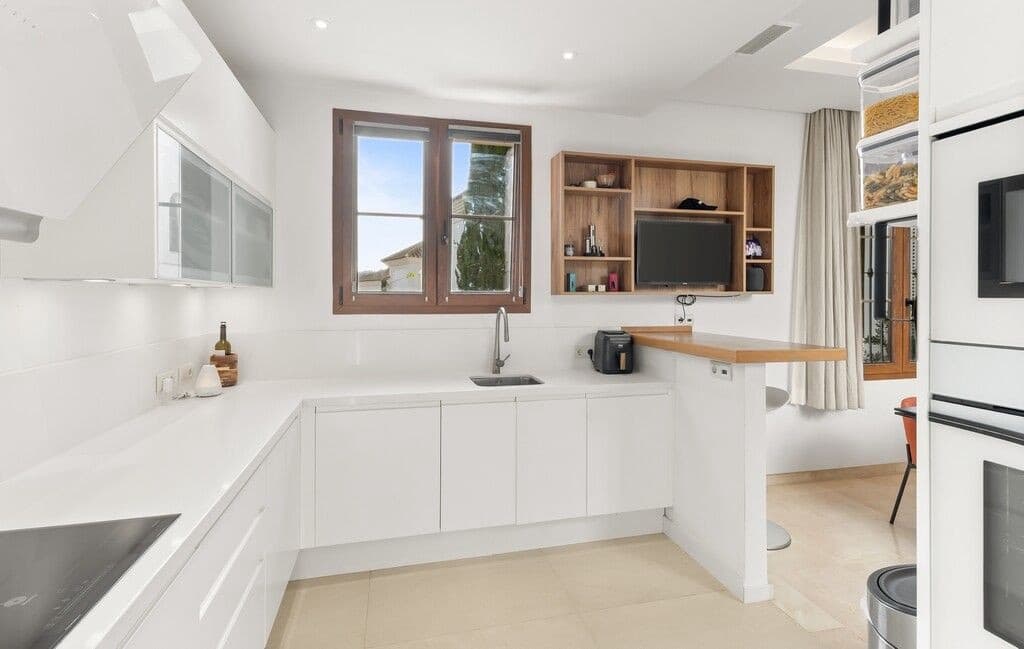 4 sovrum Villa till salu i New Golden Mile med pool garage - 1 375 000 € (Ref: 10115627)