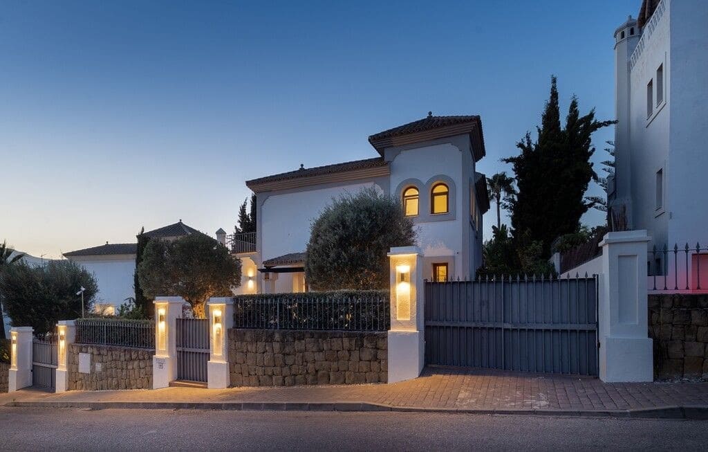 4 sovrum Villa till salu i New Golden Mile med pool garage - 1 375 000 € (Ref: 10115627)
