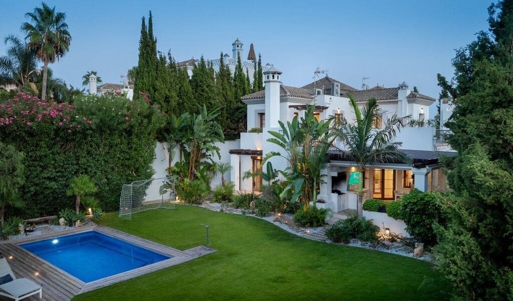 4 sovrum Villa till salu i New Golden Mile med pool garage - 1 375 000 € (Ref: 10115627)