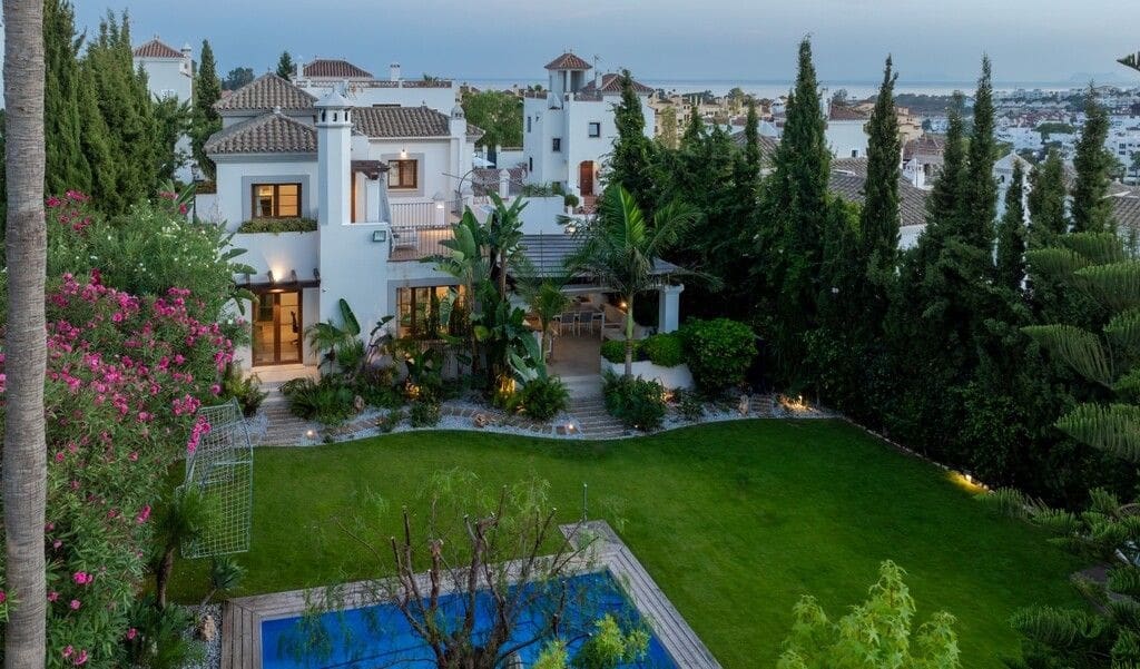 4 sovrum Villa till salu i New Golden Mile med pool garage - 1 375 000 € (Ref: 10115627)