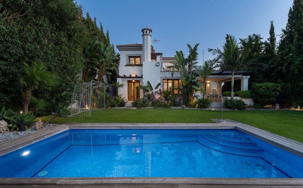 4 sovrum Villa till salu i New Golden Mile med pool garage - 1 375 000 € (Ref: 10115627)