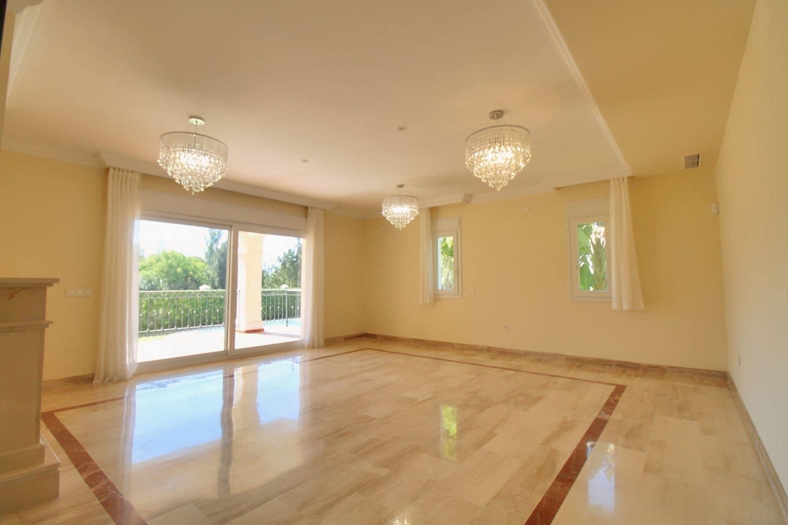 4 slaapkamer Villa te koop in Guadalmina met zwembad garage - € 1.900.000 (Ref: 10124285)