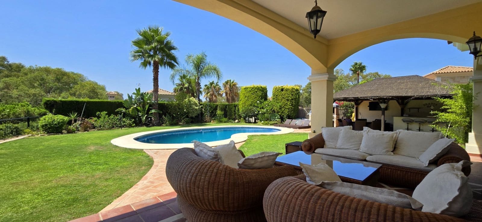 5 bedroom Villa for sale in Calahonda with pool garage - € 1,890,000 (Ref: 10131427)