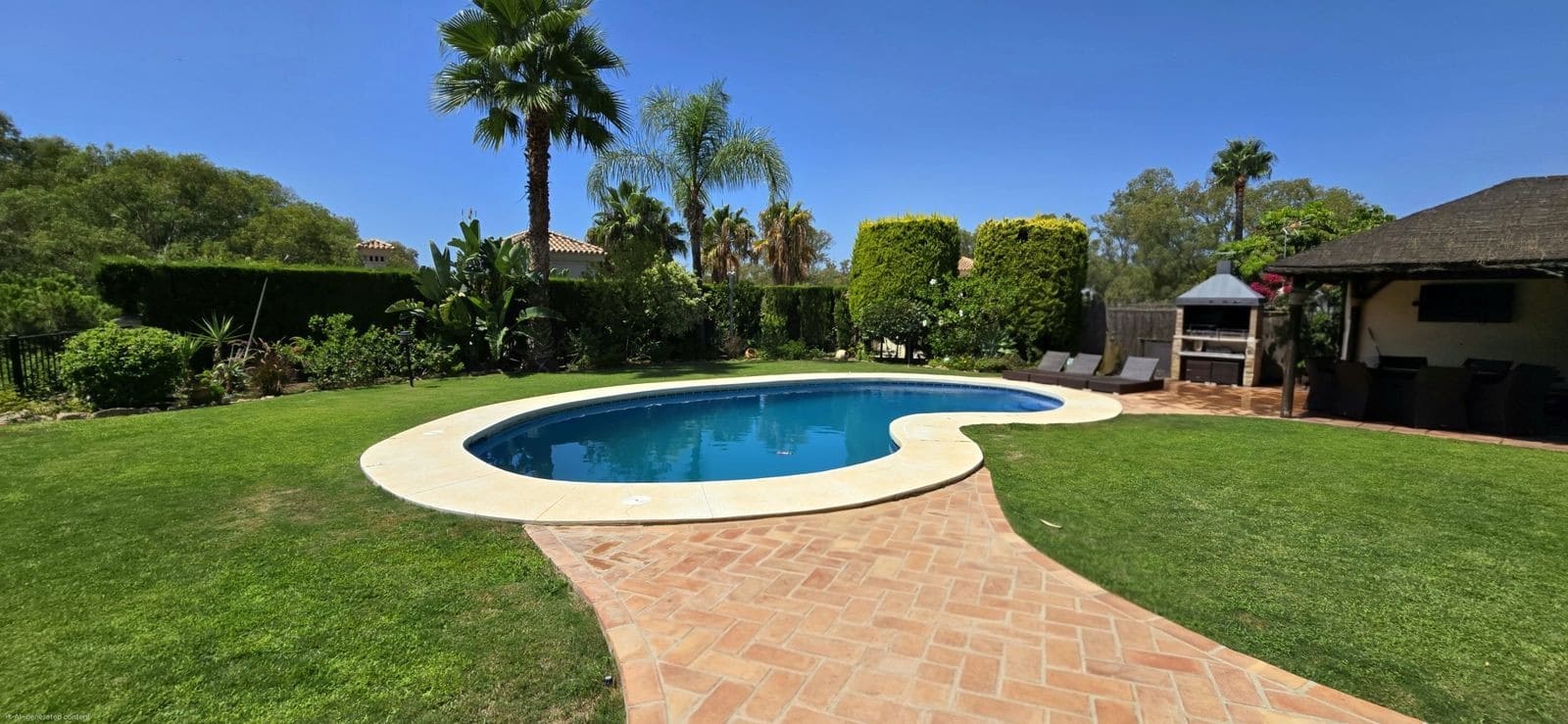 5 bedroom Villa for sale in Calahonda with pool garage - € 1,890,000 (Ref: 10131427)