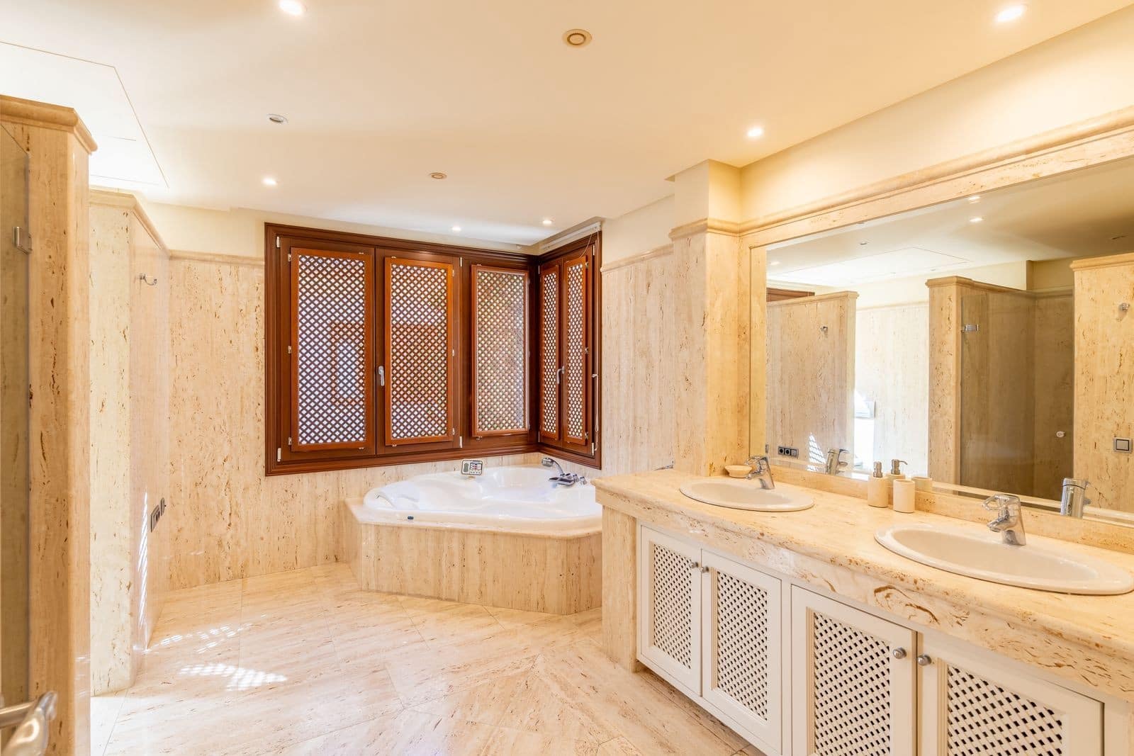 3 bedroom Apartment for sale in Marbella with pool garage - € 3,600,000 (Ref: 10139443)