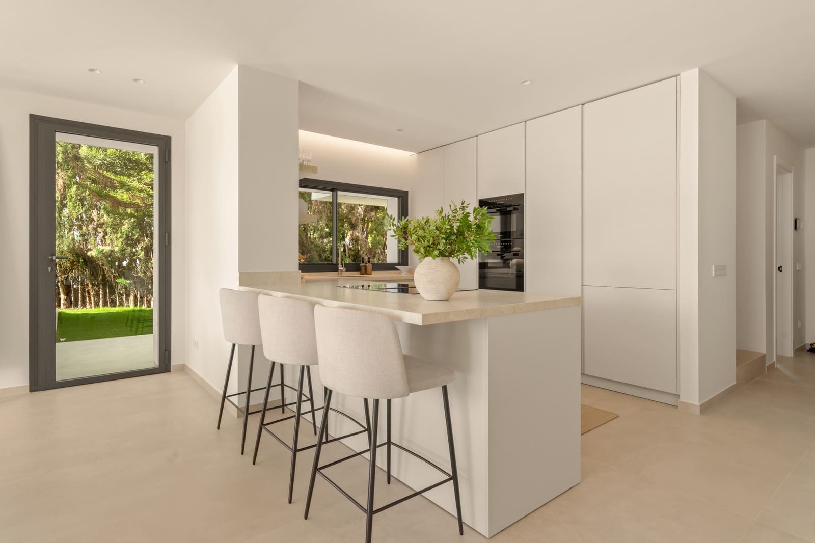 5 bedroom Villa for sale in Marbella with pool garage - € 2,750,000 (Ref: 10139449)