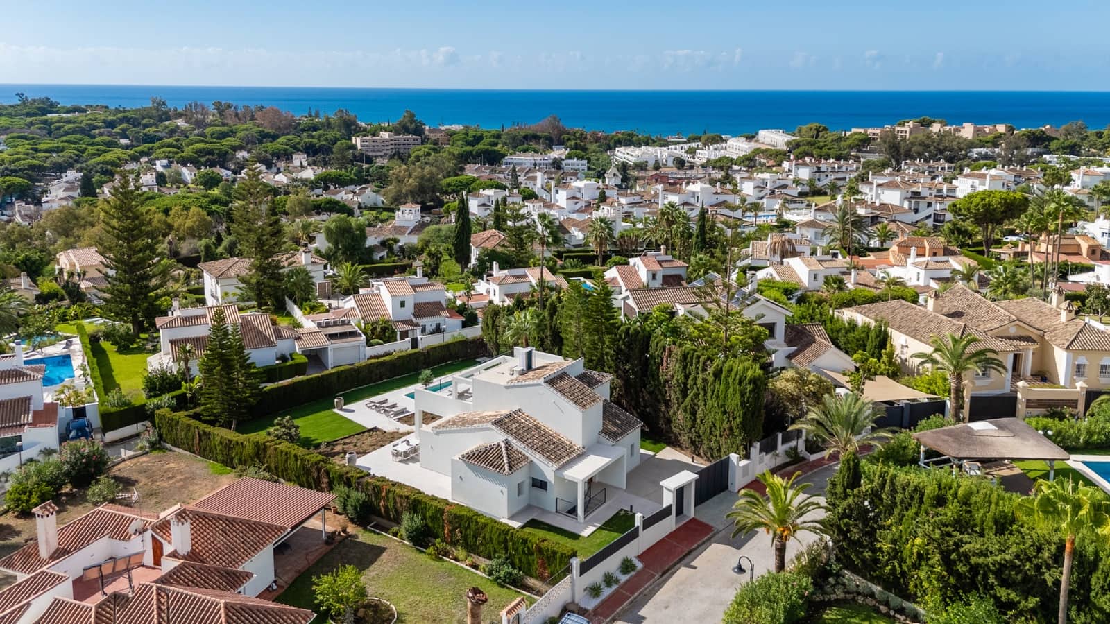 5 bedroom Villa for sale in Marbella with pool garage - € 2,750,000 (Ref: 10139449)