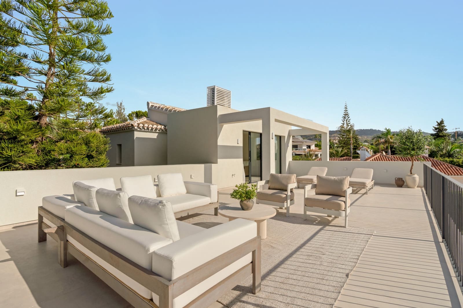 5 bedroom Villa for sale in Marbella with pool garage - € 2,750,000 (Ref: 10139449)