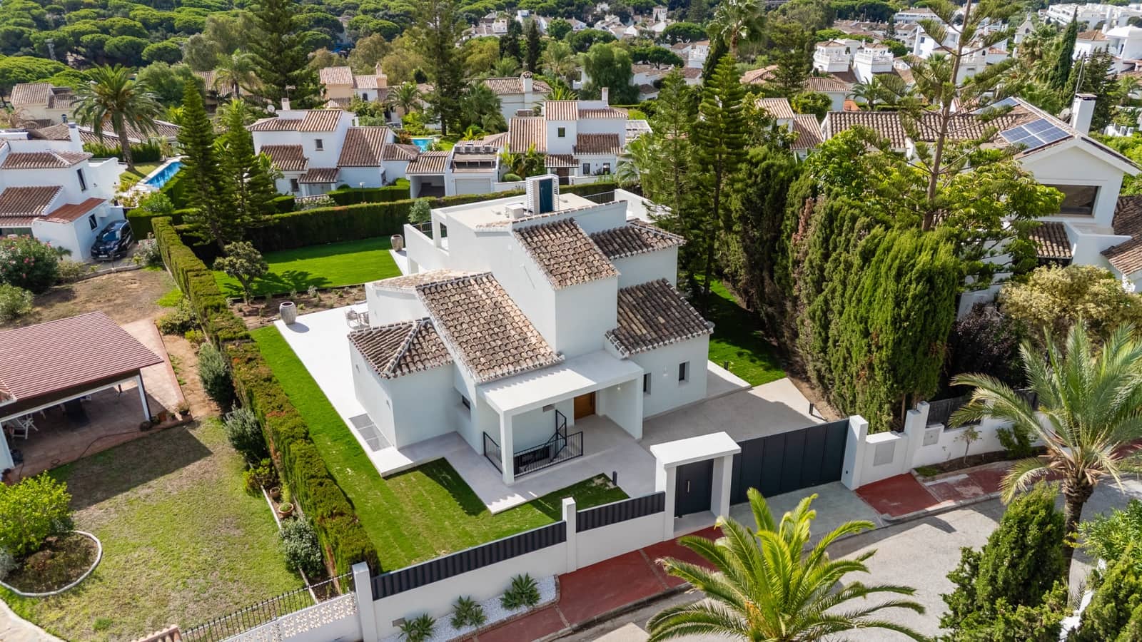 5 bedroom Villa for sale in Marbella with pool garage - € 2,750,000 (Ref: 10139449)