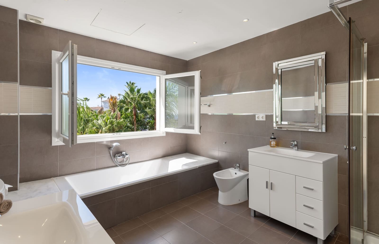 4 soveværelse Villa til salg i Marbella med swimmingpool garage - € 2.450.000 (Ref: 10157630)