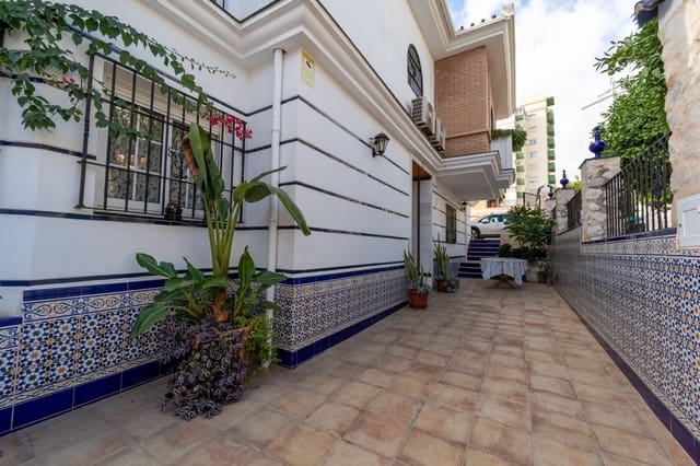 5 soveværelse Villa til salg i Fuengirola med garage - € 895.000 (Ref: 10171232)