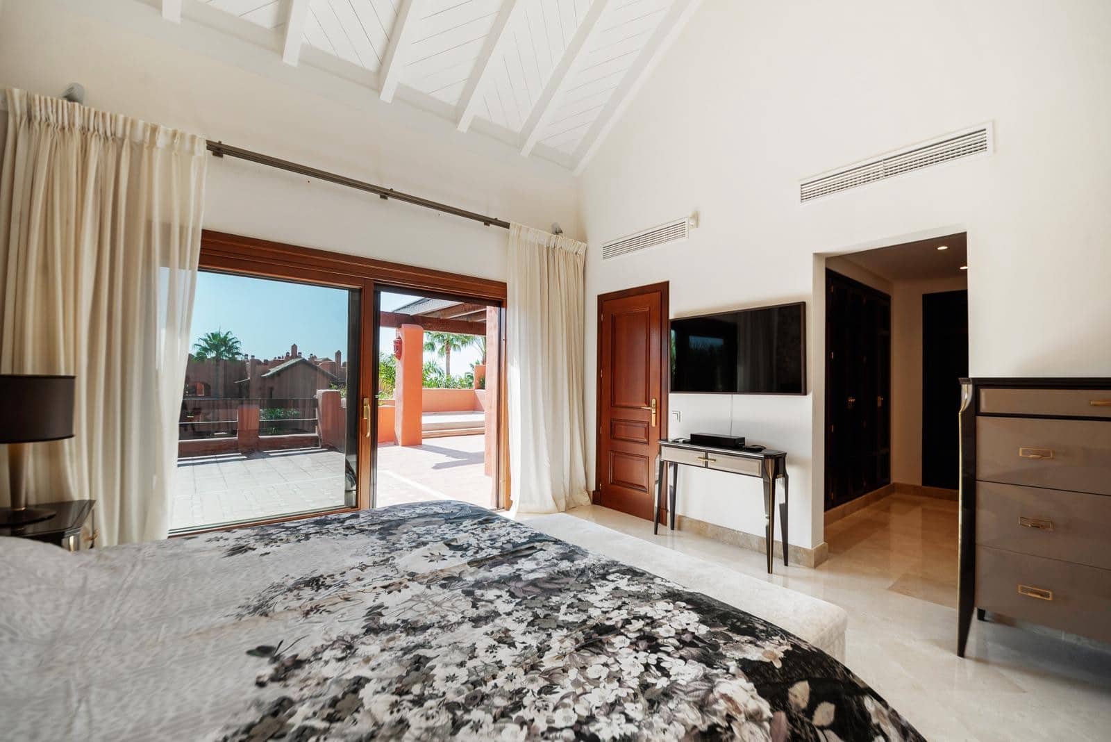 Ático de 3 habitaciones en New Golden Mile en venta con piscina garaje - 2.250.000 € (Ref: 10180014)