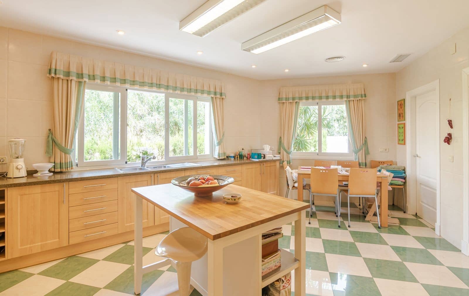 6 bedroom Villa for sale in El Paraiso with pool garage - € 2,690,000 (Ref: 7456145)