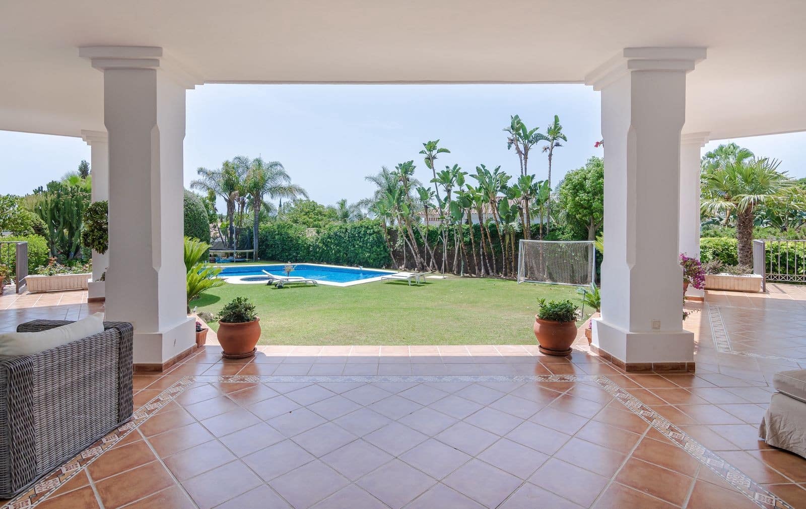 6 bedroom Villa for sale in El Paraiso with pool garage - € 2,690,000 (Ref: 7456145)