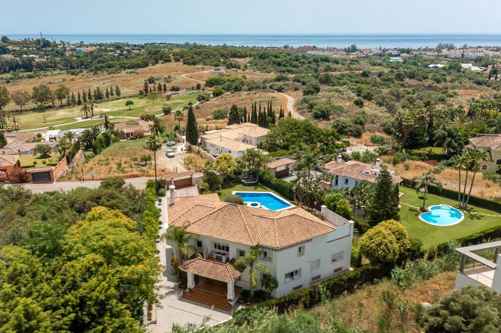 6 bedroom Villa for sale in El Paraiso with pool garage - € 2,690,000 (Ref: 7456145)