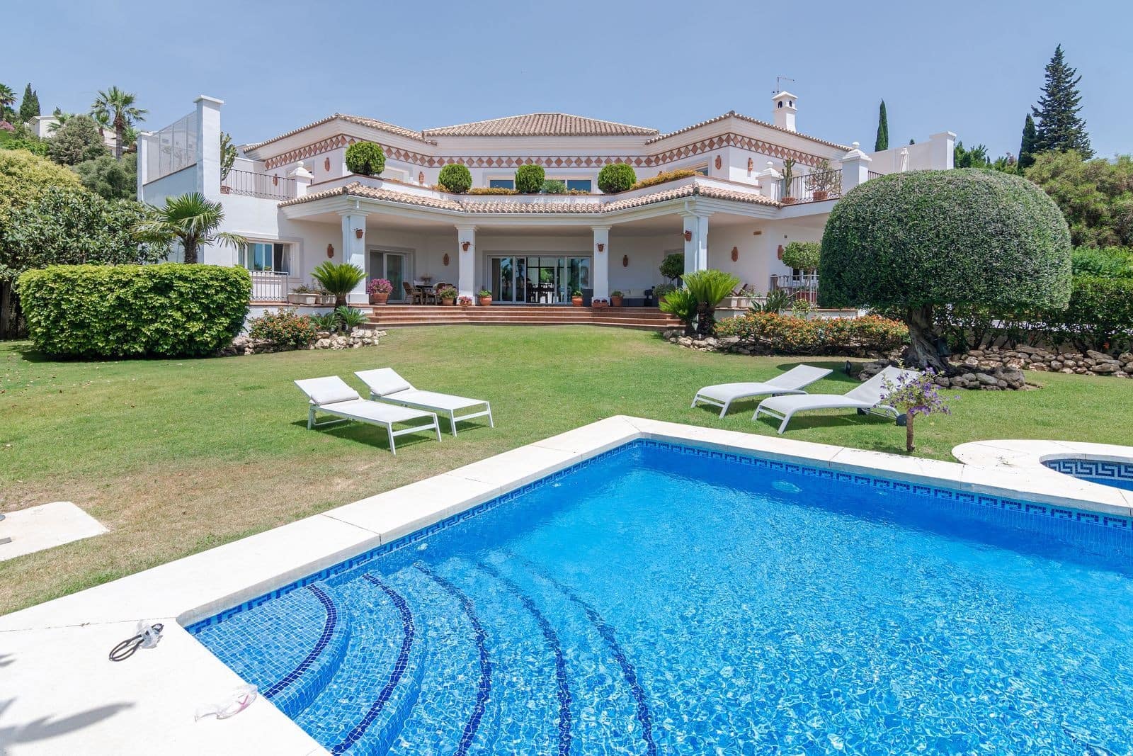 6 bedroom Villa for sale in El Paraiso with pool garage - € 2,690,000 (Ref: 7456145)