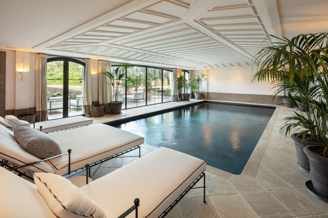 16 soverom Villa til salgs i Marbella med svømmebasseng garasje - € 35 000 000 (Ref: 7456185)