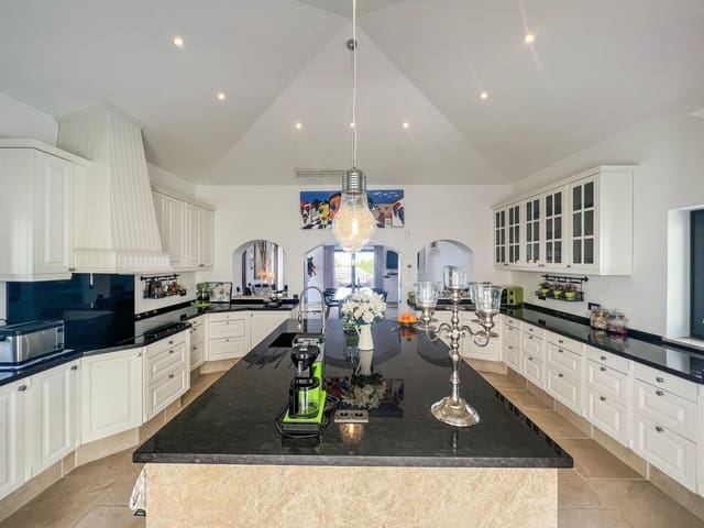 4 bedroom Villa for sale in Mijas with pool garage - € 2,495,000 (Ref: 7456222)