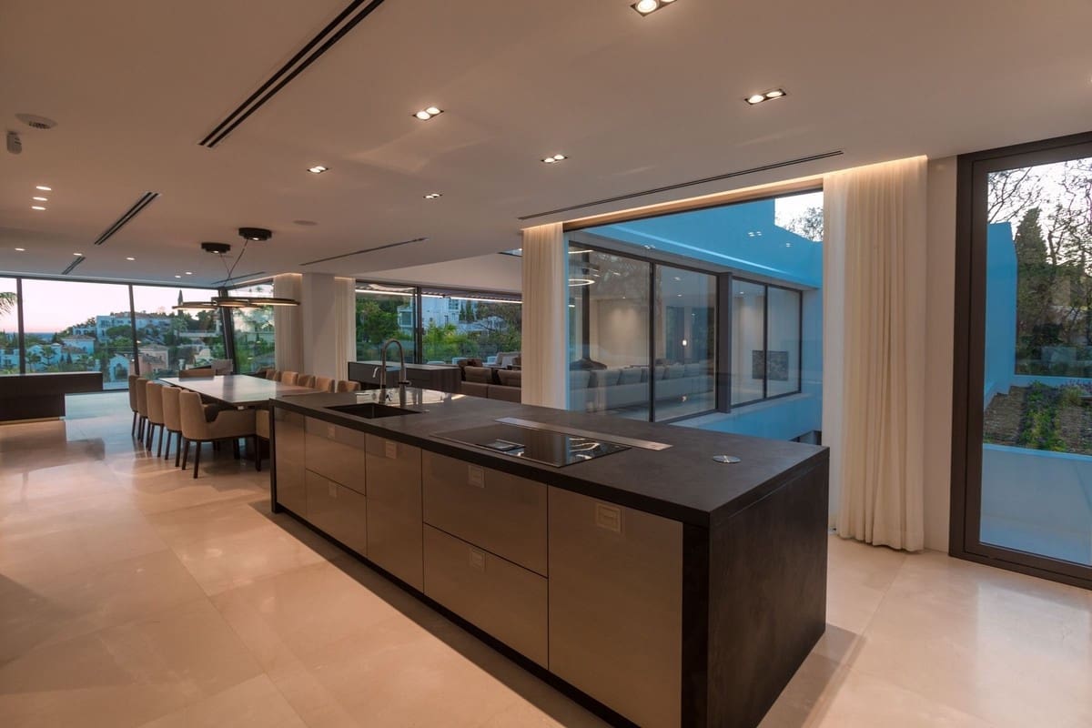 6 bedroom Villa for sale in Marbella with pool garage - € 6,450,000 (Ref: 7456356)