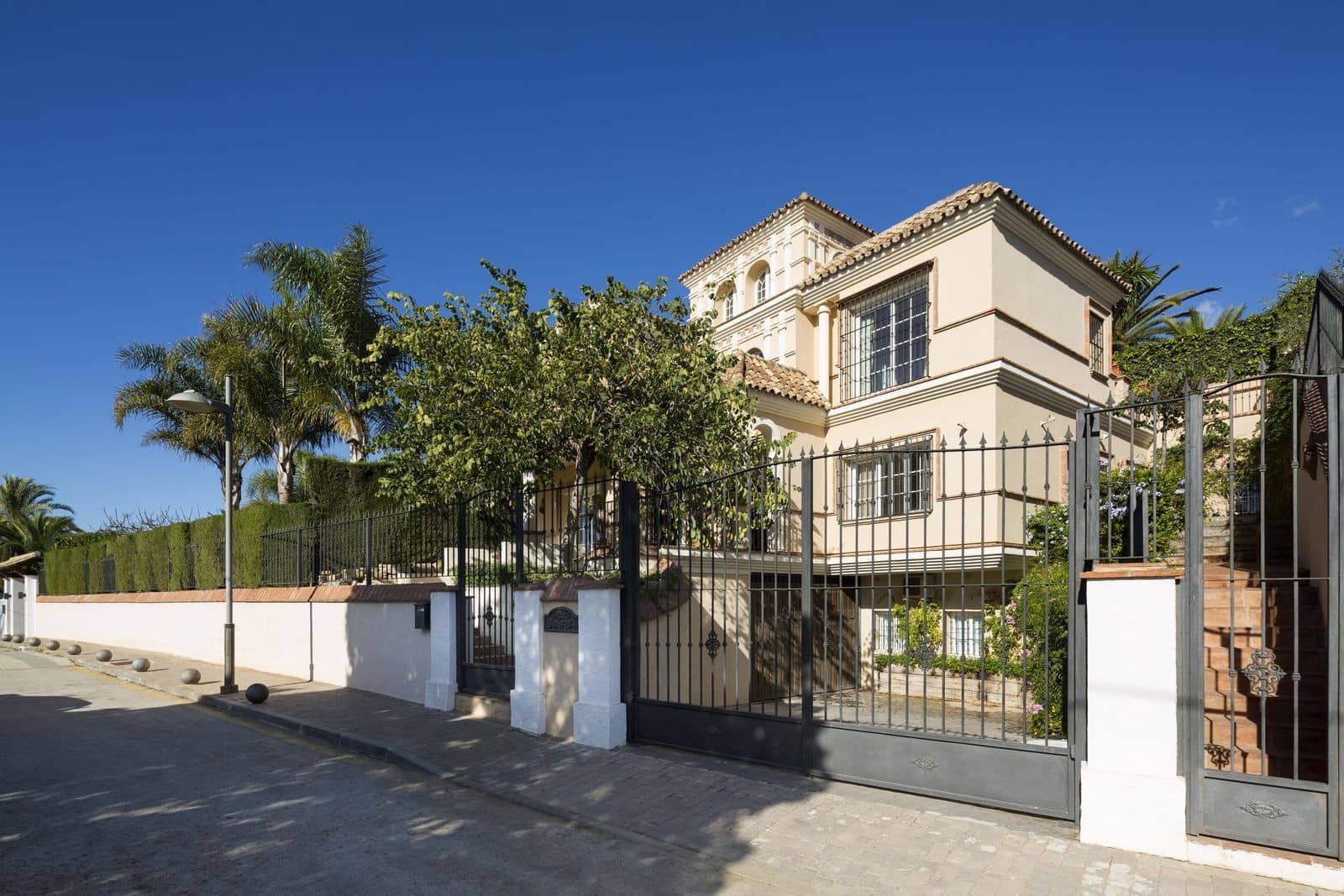 6 bedroom Villa for sale in Marbella with pool garage - € 3,700,000 (Ref: 7530888)