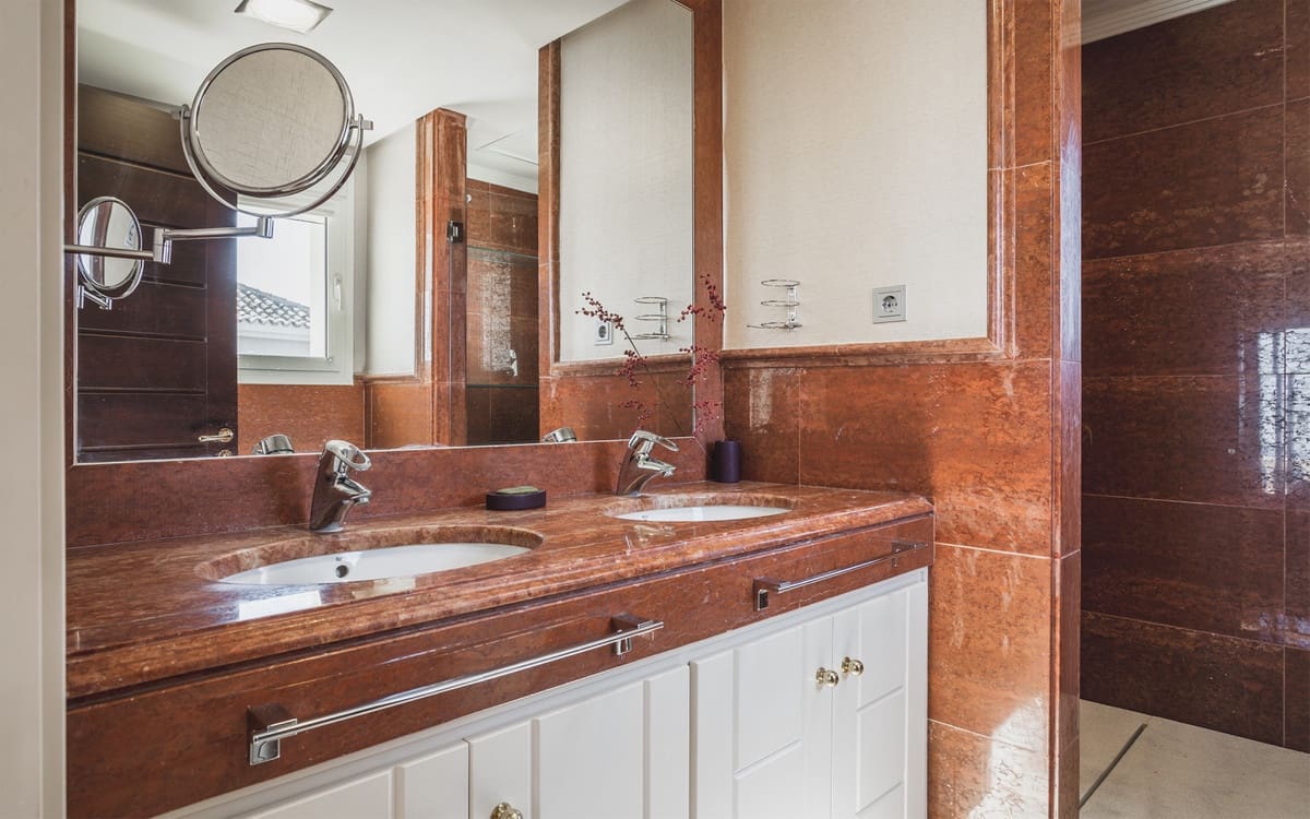 5 bedroom Villa for sale in Marbella with pool garage - € 2,950,000 (Ref: 7565708)