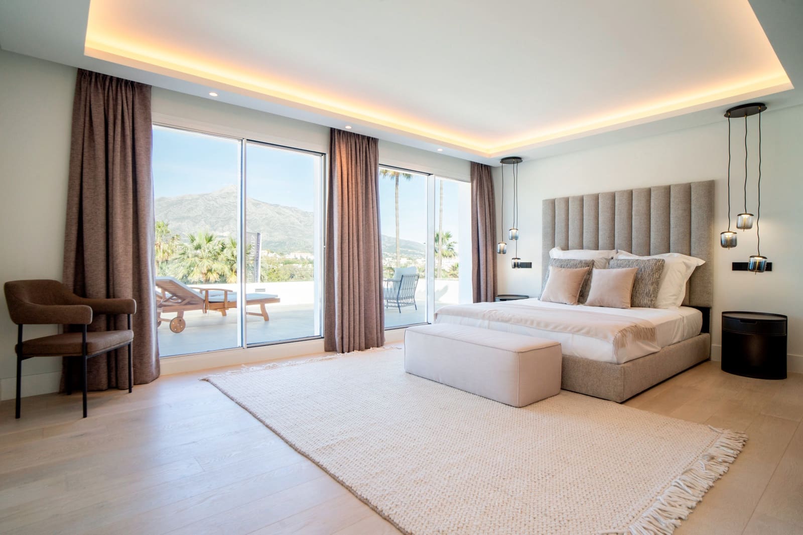 5 bedroom Villa for sale in Nueva Andalucia with pool - € 2,575,000 (Ref: 7573353)