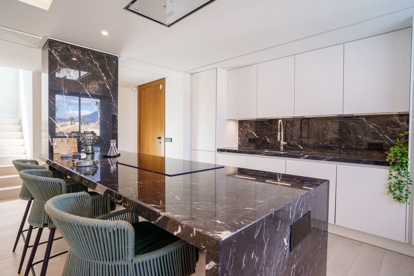 5 bedroom Villa for sale in Nueva Andalucia with pool - € 2,575,000 (Ref: 7573353)