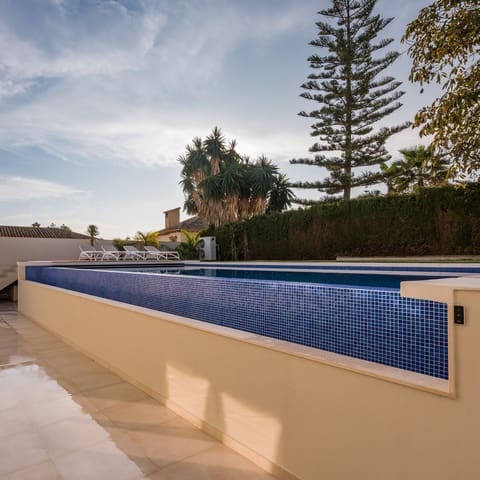 5 sypialnia Willa na sprzedaż w Marbella z basenem garażem - 1 800 000 € (Ref: 7623996)