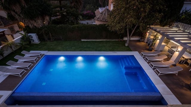 5 sypialnia Willa na sprzedaż w Marbella z basenem garażem - 1 800 000 € (Ref: 7623996)