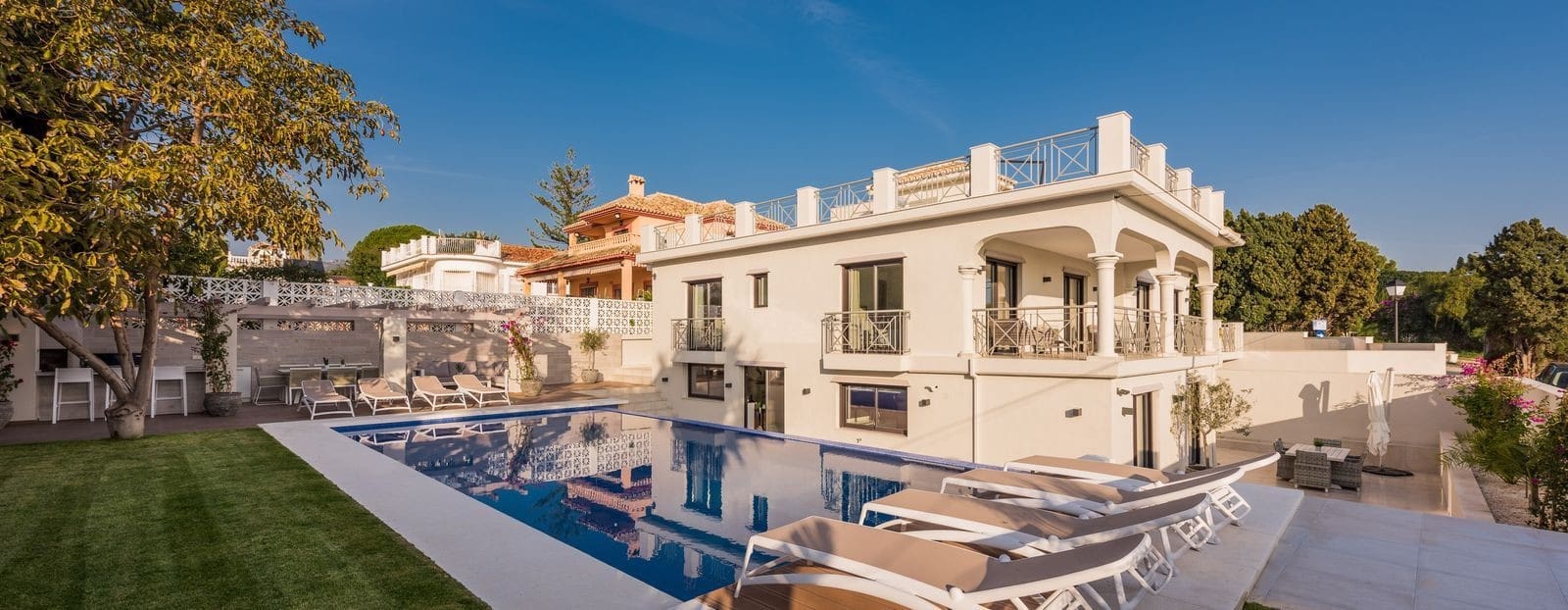 5 bedroom Villa for sale in Marbella with pool garage - € 1,800,000 (Ref: 7623996)