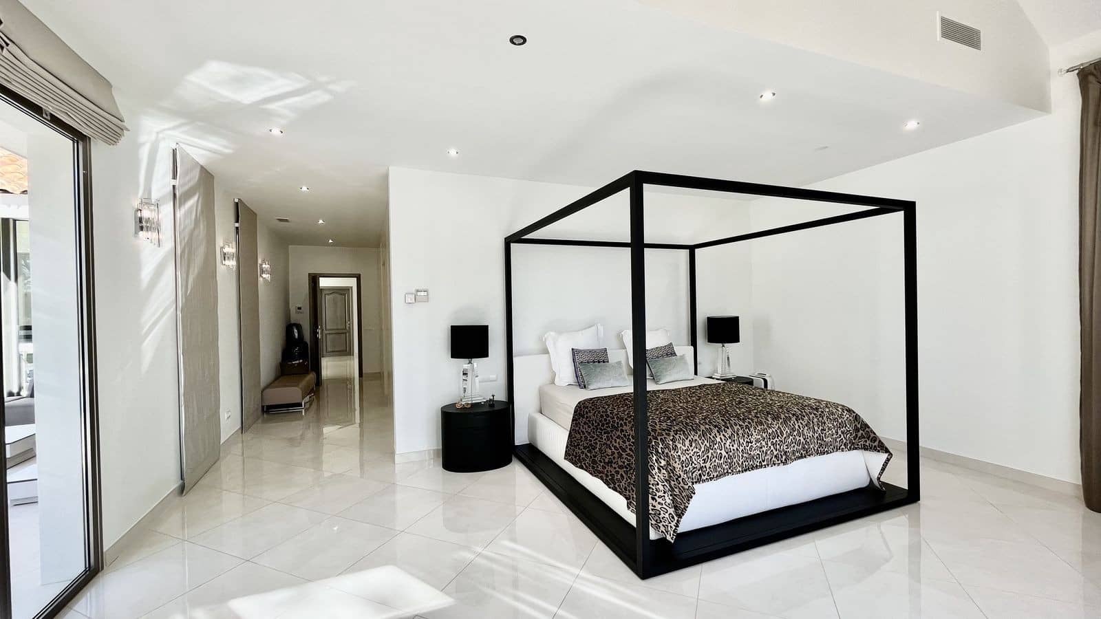 5 bedroom Villa for sale in Sotogrande with pool garage - € 2,195,000 (Ref: 7666897)