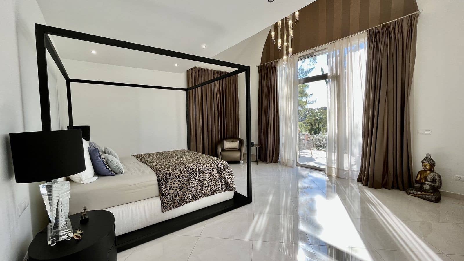 5 bedroom Villa for sale in Sotogrande with pool garage - € 2,195,000 (Ref: 7666897)