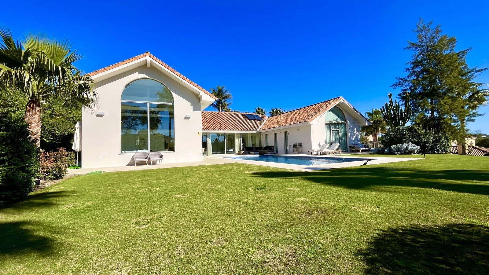 5 bedroom Villa for sale in Sotogrande with pool garage - € 2,195,000 (Ref: 7666897)