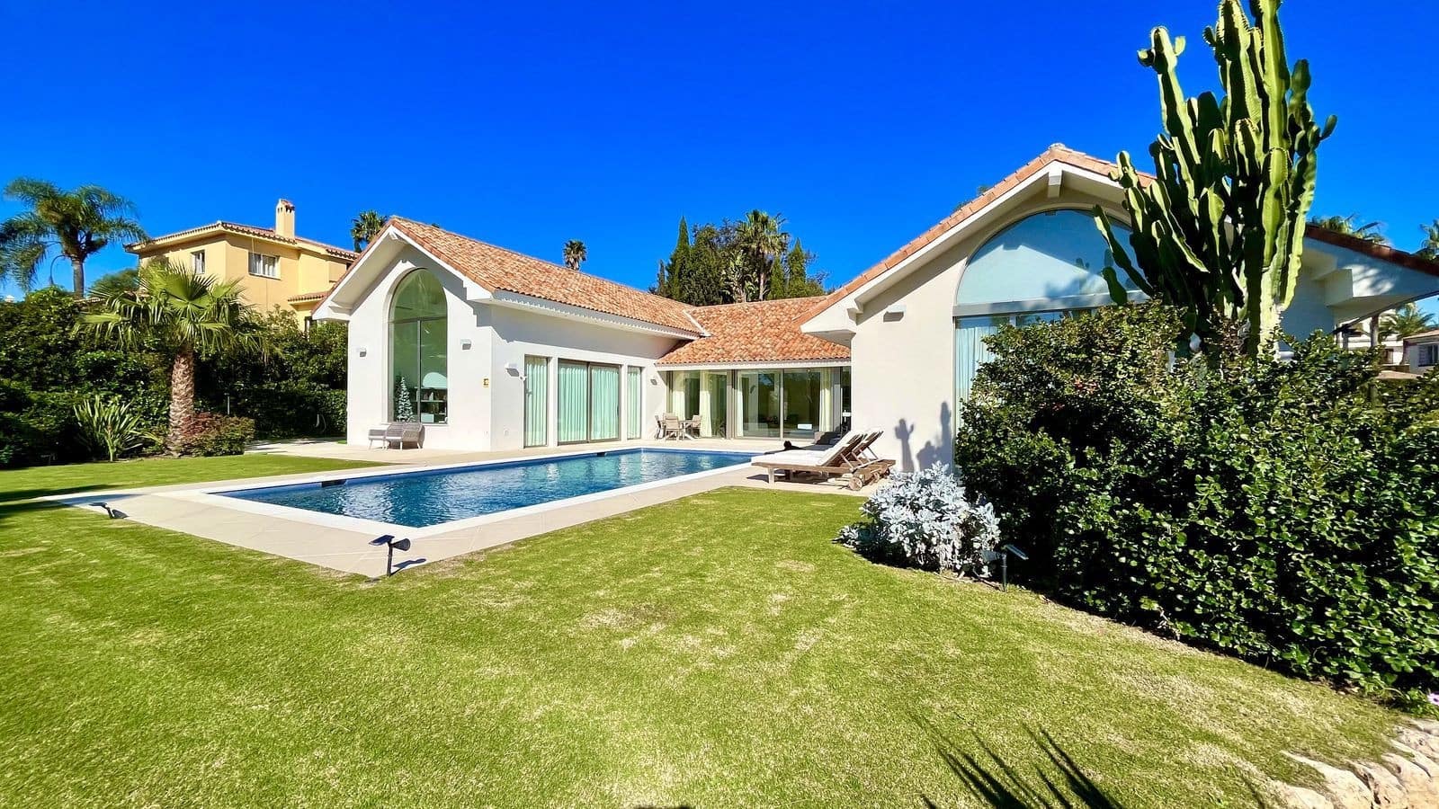 5 bedroom Villa for sale in Sotogrande with pool garage - € 2,195,000 (Ref: 7666897)