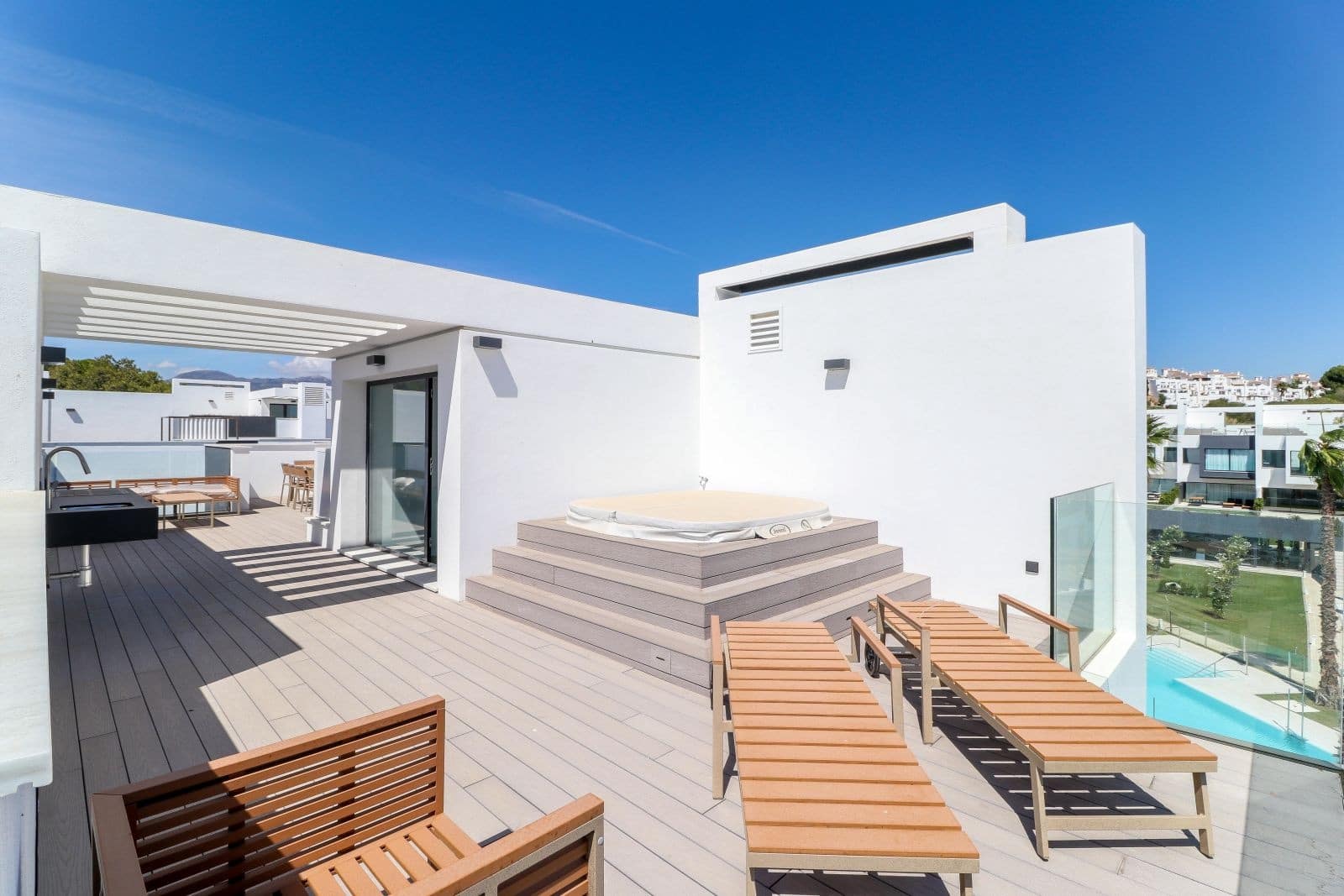 3 makuuhuone Omakotitalo myytävänä paikassa Estepona mukana uima-altaan 
autotalli - 2 500 000 € (Ref: 7681356)