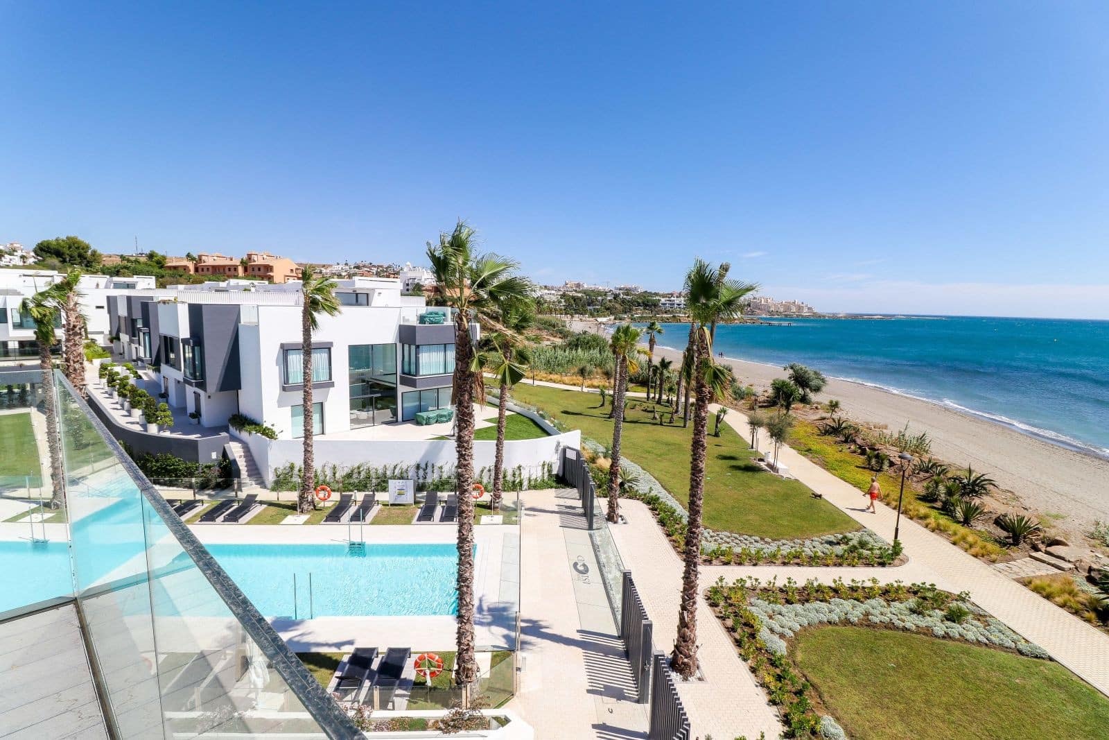3 makuuhuone Omakotitalo myytävänä paikassa Estepona mukana uima-altaan 
autotalli - 2 500 000 € (Ref: 7681356)