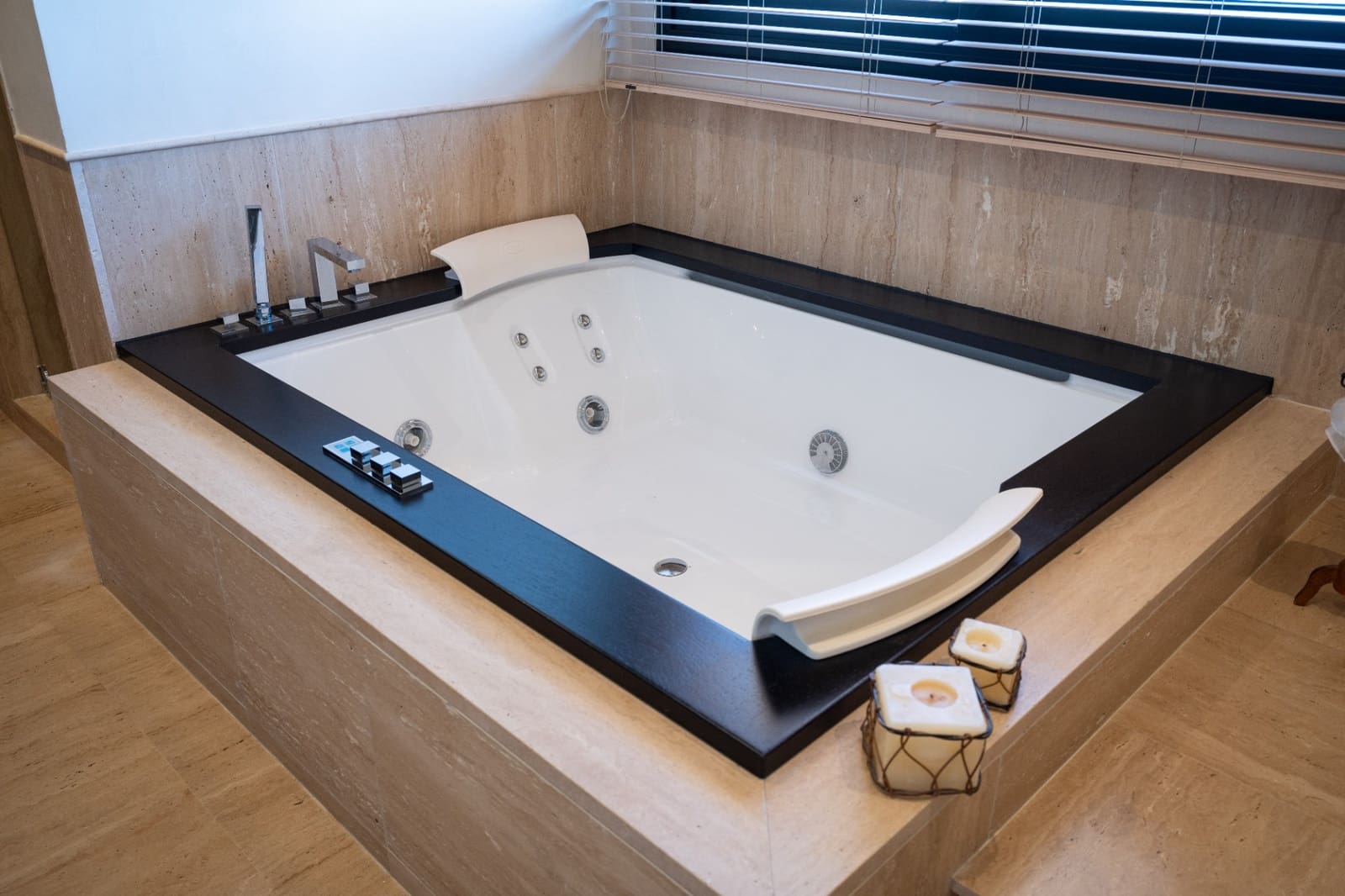 6 bedroom Villa for sale in Marbella with pool garage - € 4,200,000 (Ref: 7713155)